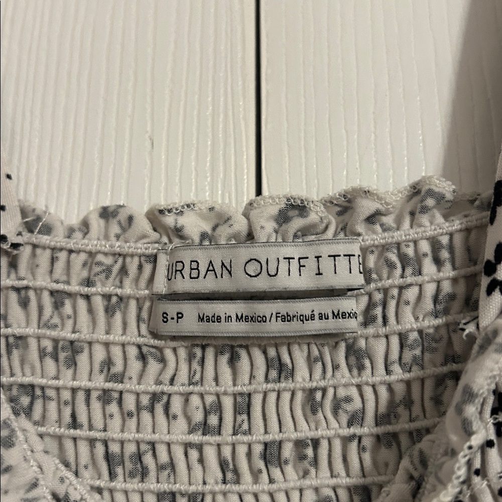 Urban Outfitters Black and White Floral Smocked Crop Top - Picture 3 of 5